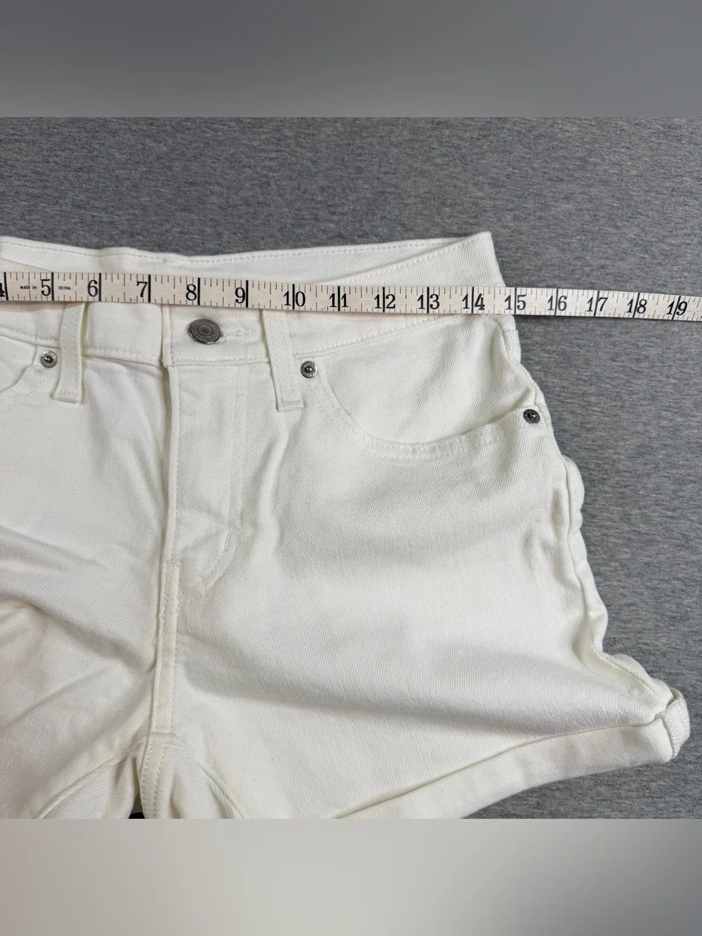 Levi’s Mid Length Denim Shorts Womens 28 White  Cuffed Stretch Jean Shorts